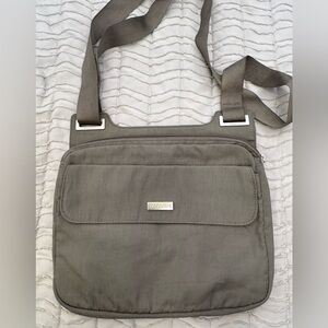 baggallini gray crossbody purse